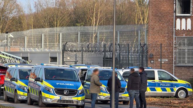 Forensik: Einsatzkräfte der Polizei stehen an der LVR-Klinik in Bedburg-Hau.