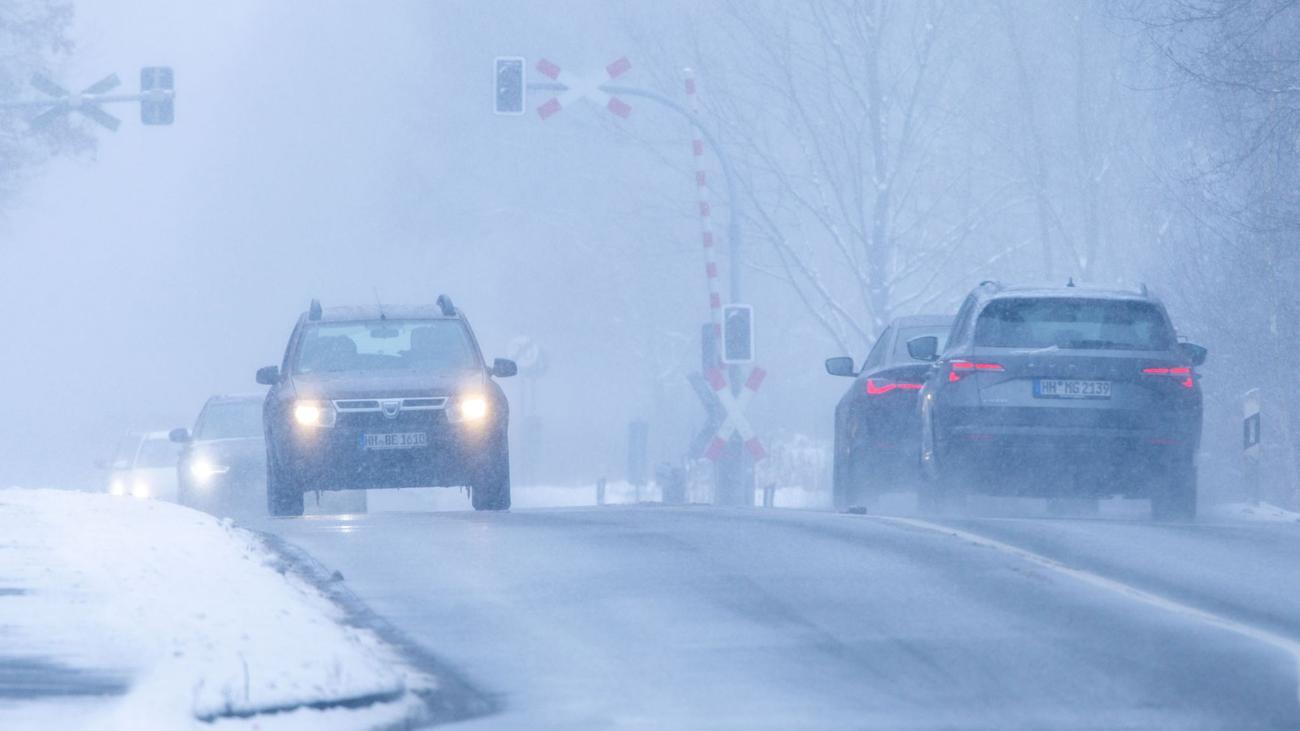 Wetter: Schneefall und gefrierende Nässe - Glatte Straßen möglich