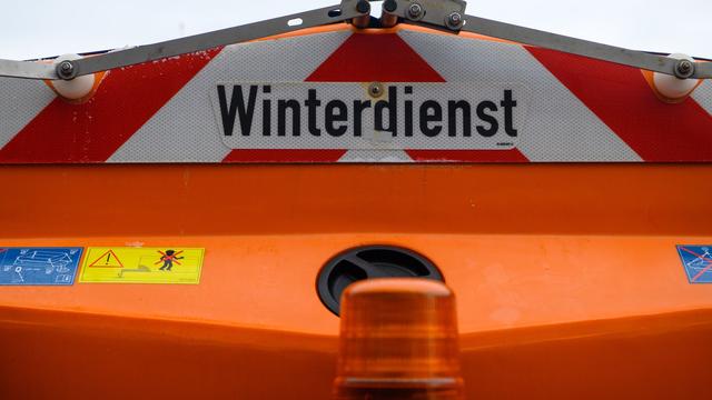 Bei Glätte: Streufahrzeug rutscht ins Hafenbecken