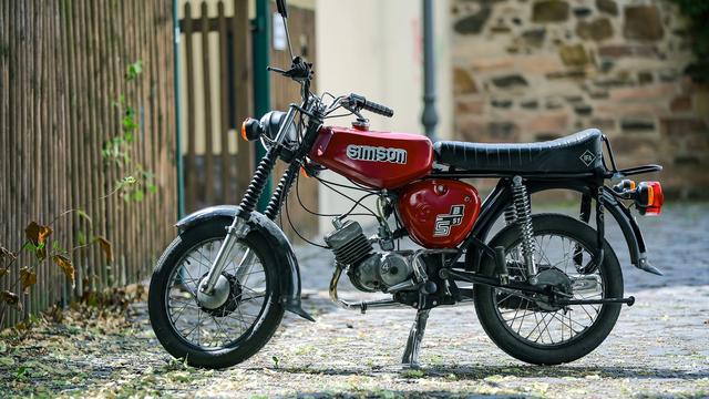 Ostdeutsche Identität: Theaterprojekt beleuchtet Erbe der Simson in Suhl