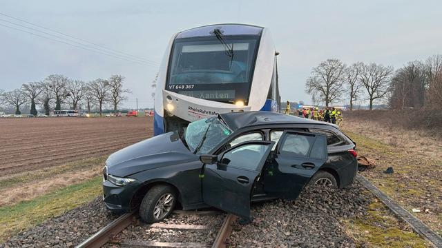 Gefährlicher Bahnübergang: Unfall an Bahnübergang – Zug erfasst Auto
