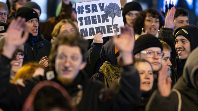 Gedenken: Demonstranten erinnern an den Anschlag.