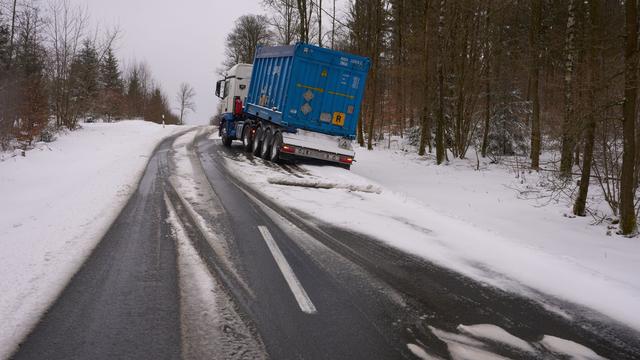 Verspätungen und Teilausfälle: Glätte legt Buslinien mancherorts lahm