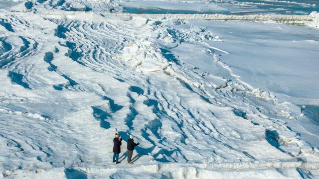 Winterwetter: Iglu und Eisberge am Ostseestrand vor Zempin