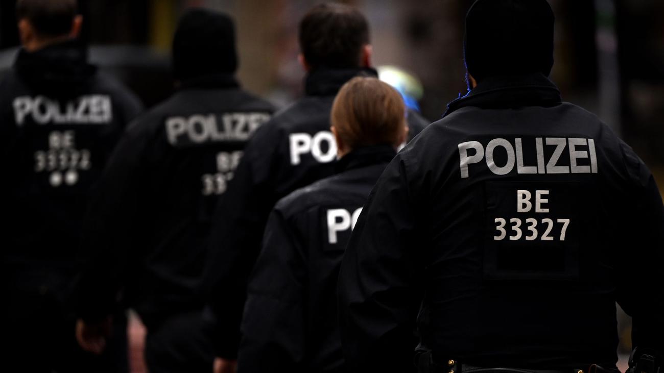 Kampf gegen Bandenkriminalität: Polizei stellt bei Razzia Waffen sicher - Drei Festnahmen