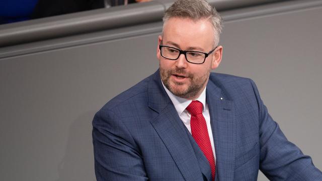 Parteien: AfD-EU-Abgeordneter beschäftigt Ehefrau von Parteikollegen
