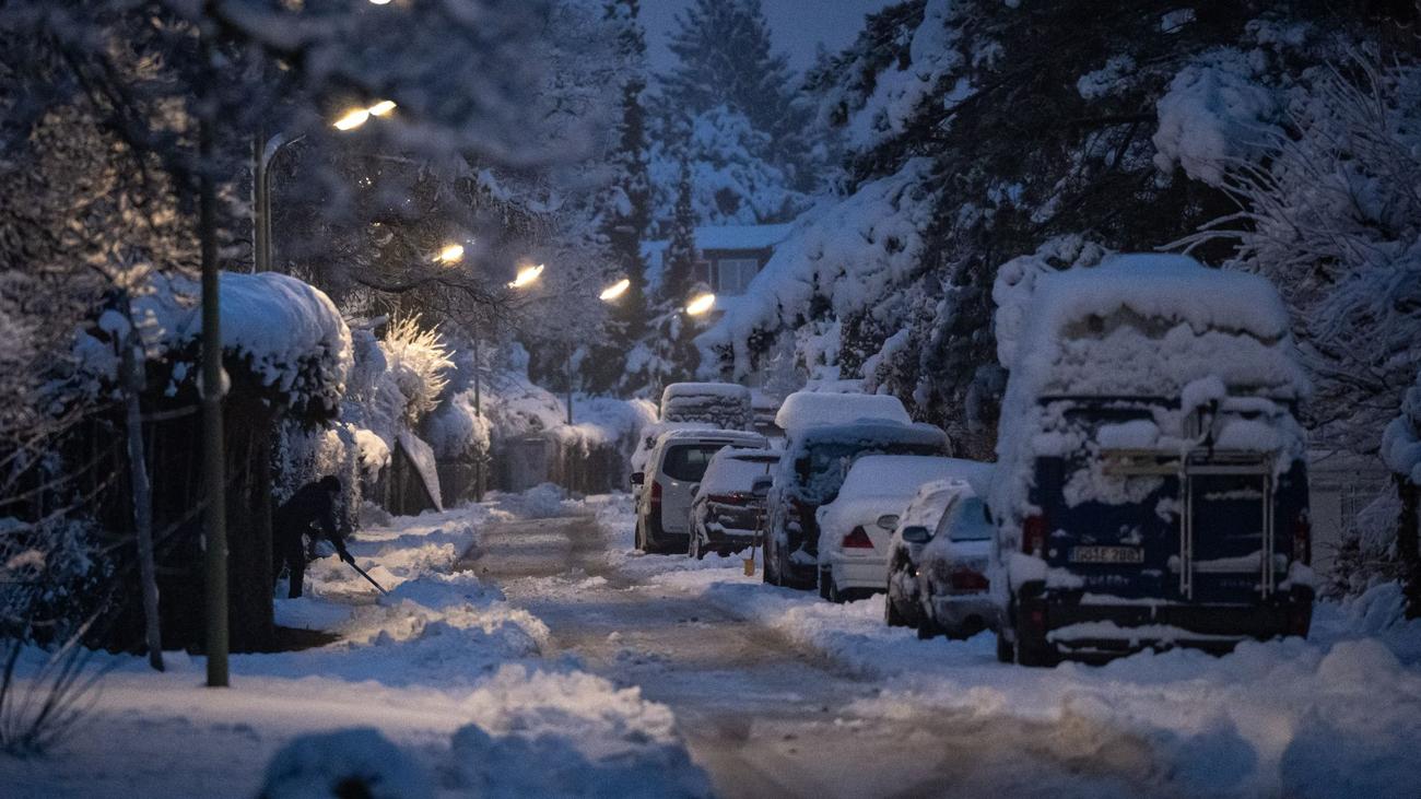 Winterwetter: Anhaltender Schneefall: Viele Unfälle auf glatten Straßen