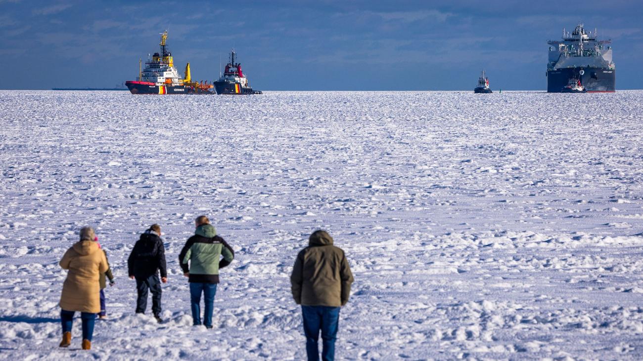 Eislage vor der Küste: Eis blockiert Häfen im Greifswalder Bodden