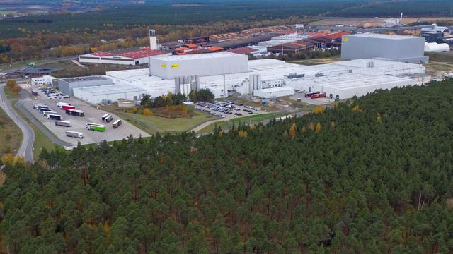 Streit um Erweiterungspläne: Gericht stoppt vorerst Bebauungsplan für Red Bull-Dosenwerk