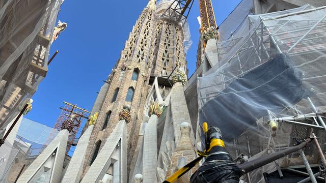 Basilika Sagrada Familia: Kreuz aus Deutschland auf der Sagrada Familia vollendet