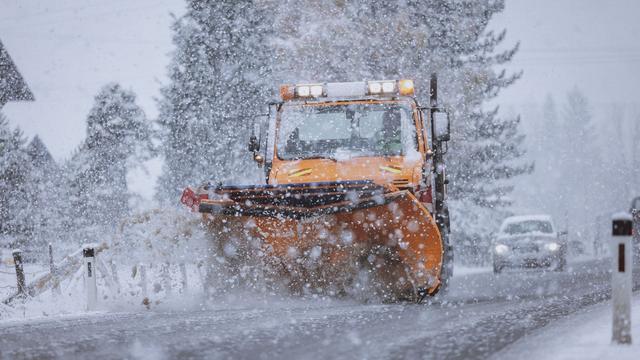 Unfall mit Schneepflug: Ohne Schneeketten: Münchner stürzt mit Auto 30 Meter ab