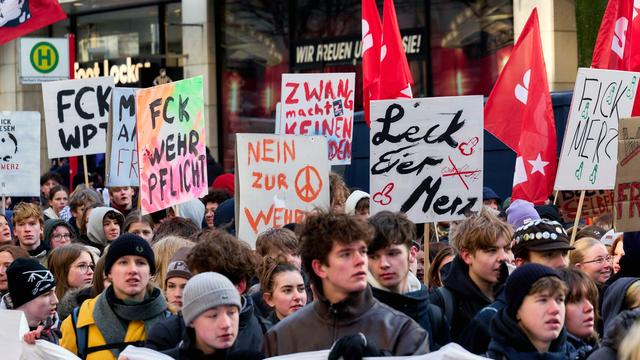 Schulstreik: Schüler gehen gegen Wehrpflicht auf die Straße
