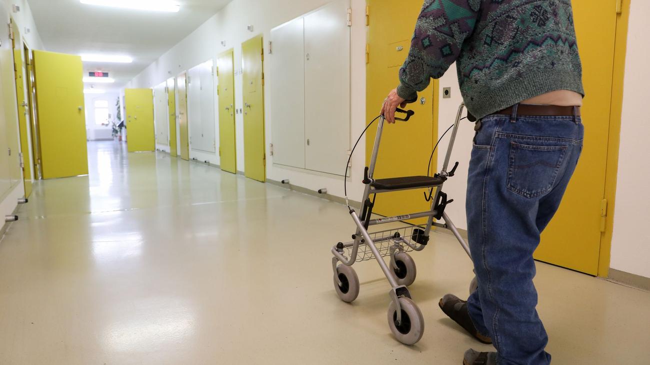 Hochbetagte Häftlinge: Senioren in Haft - Land bietet Pflege in Gefängnissen