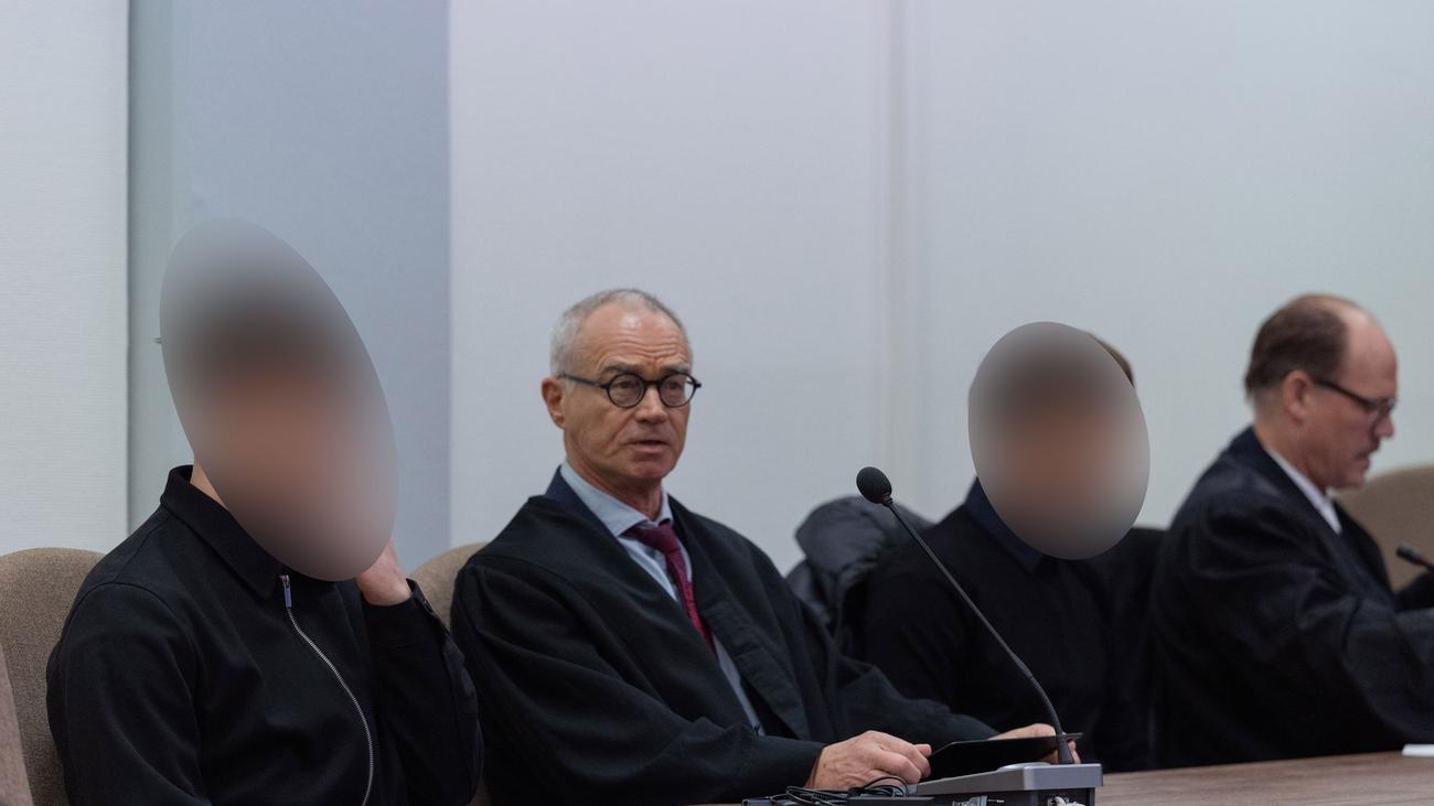 Tod auf der Autobahn: Unfall mit zwei Toten - Angeklagte bestreiten Autorennen