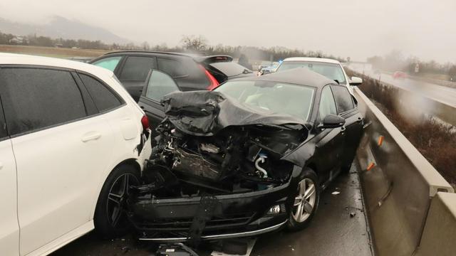 Stau: Drei Verletzte nach Auffahrunfall mit fünf Autos auf A5