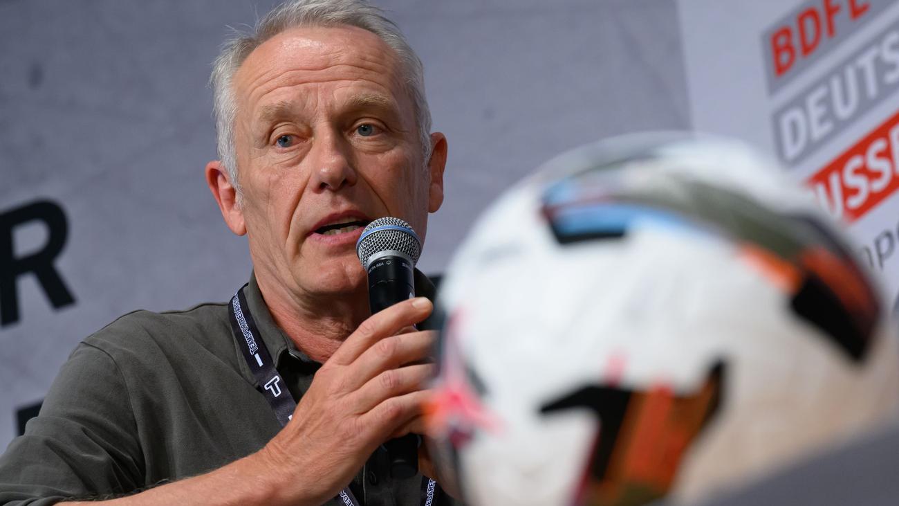 Als TV-Experte im Einsatz: Ex-Freiburg-Coach Streich: Kein Comeback-Plan als Trainer