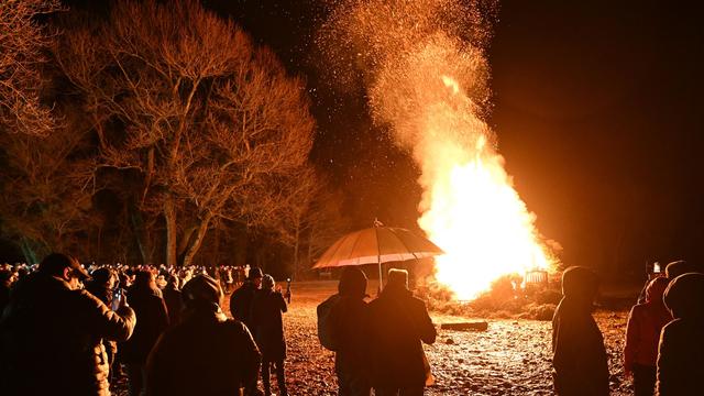 Alte Tradition: Funkenfeuer lodern wieder: Das steckt hinter dem Brauch