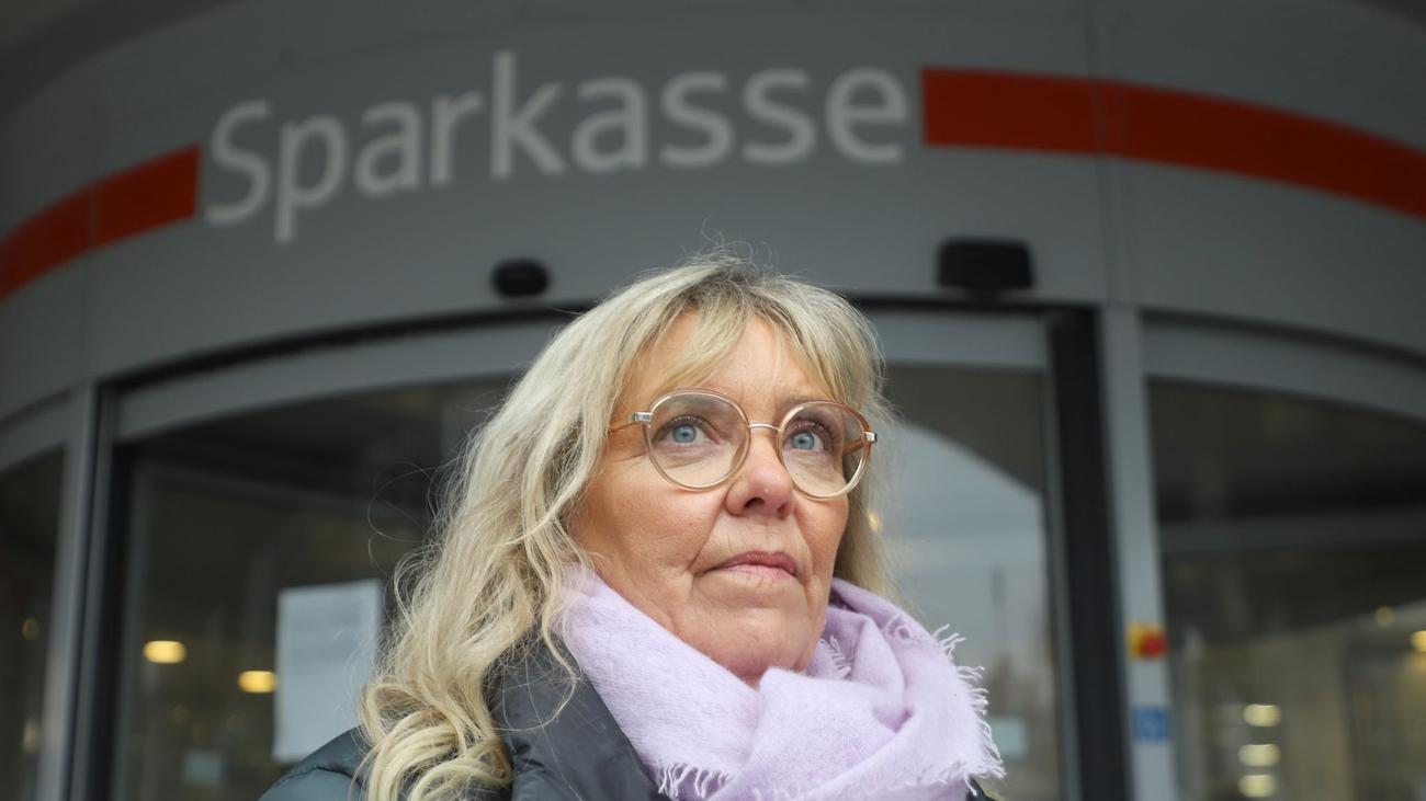 Millionen-Einbruch: Kundin: Sparkasse verlangt nach Einbruch Zinsen für Kredit