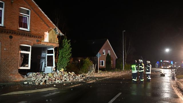 Kreis Leer: Nächtlicher Unfall: Auto reißt Hauswand ein