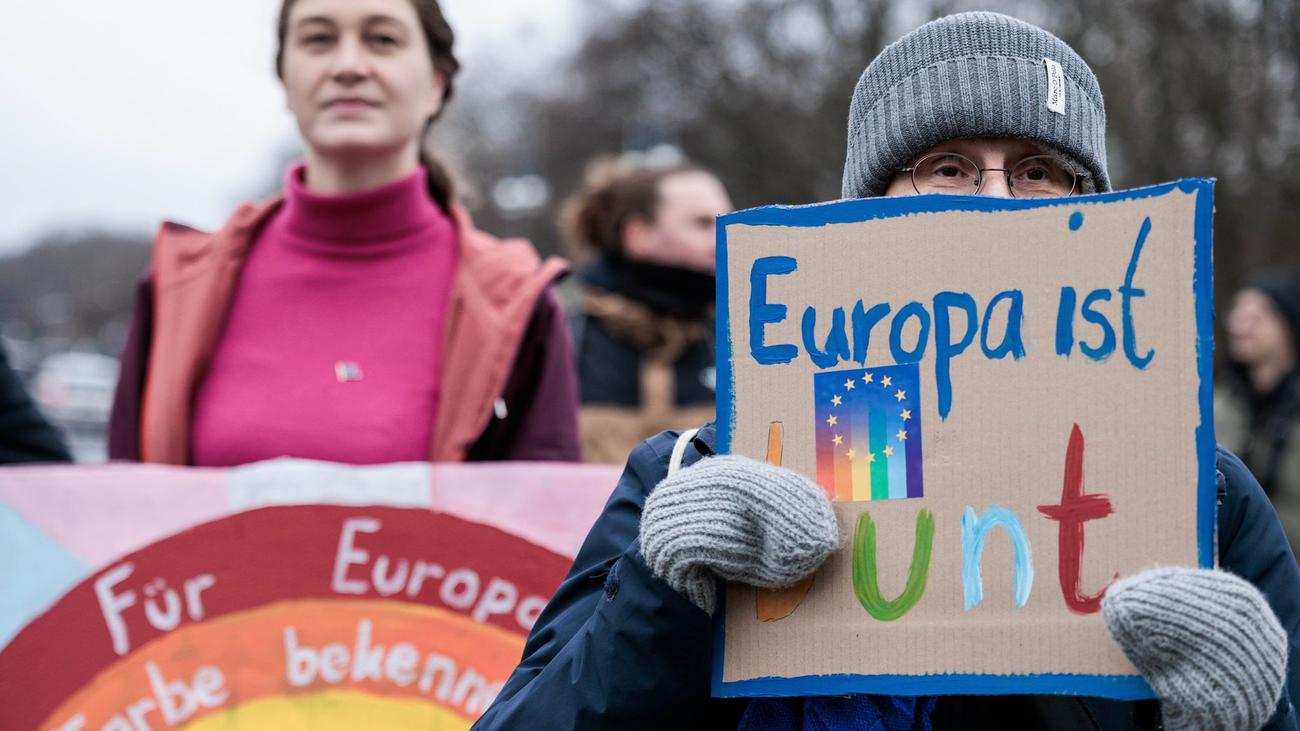 Rund 100 Teilnehmer: Pro-Europa-Demonstration am Brandenburger Tor