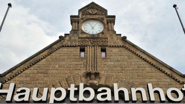 Notfall: Zug erfasst 42-Jährigen – Bahnhof zeitweise gesperrt