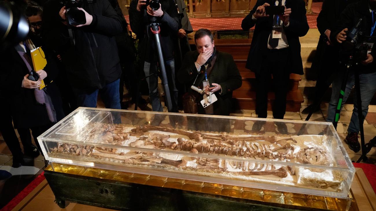 Nach 800 Jahren in der Erde: Assisi zeigt erstmals Gebeine des Heiligen Franziskus