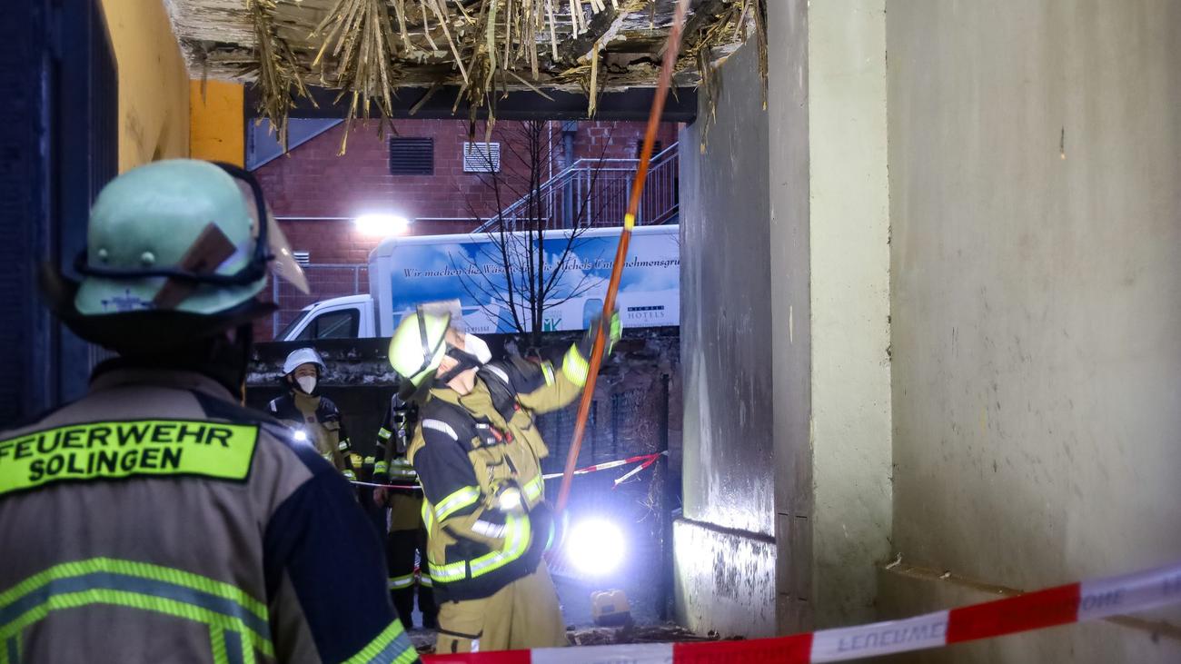 Einsturzgefahr: Decke abgesackt - Feuerwehr evakuiert Wohnhaus in Solingen