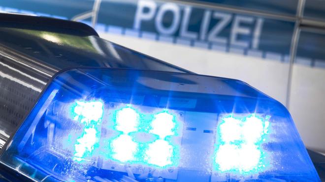 Unfall: Trotz Blaulicht und Martinshorn kommt es zu einem Unfall. (Symbolbild)
