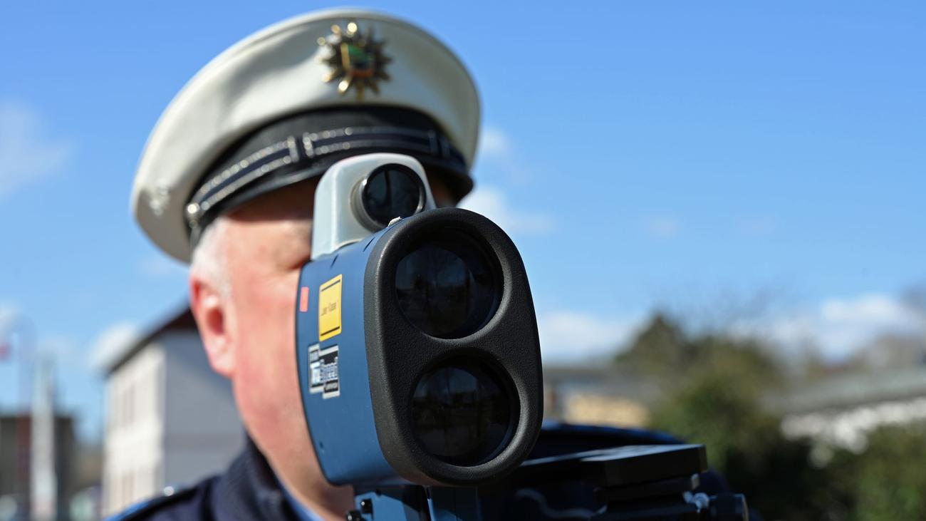 Miteinander der Generationen: Dutzende Polizisten schieben Ruhestand hinaus