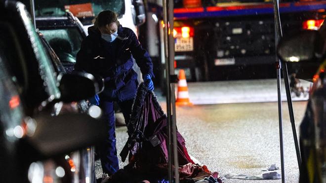 Kriminalität: Die Polizei sichert Spuren am Tatort.