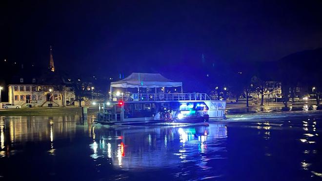 Schifffahrt: Einsatzkräfte befestigten das abgeschleppte Hausboot in einem Hafen.