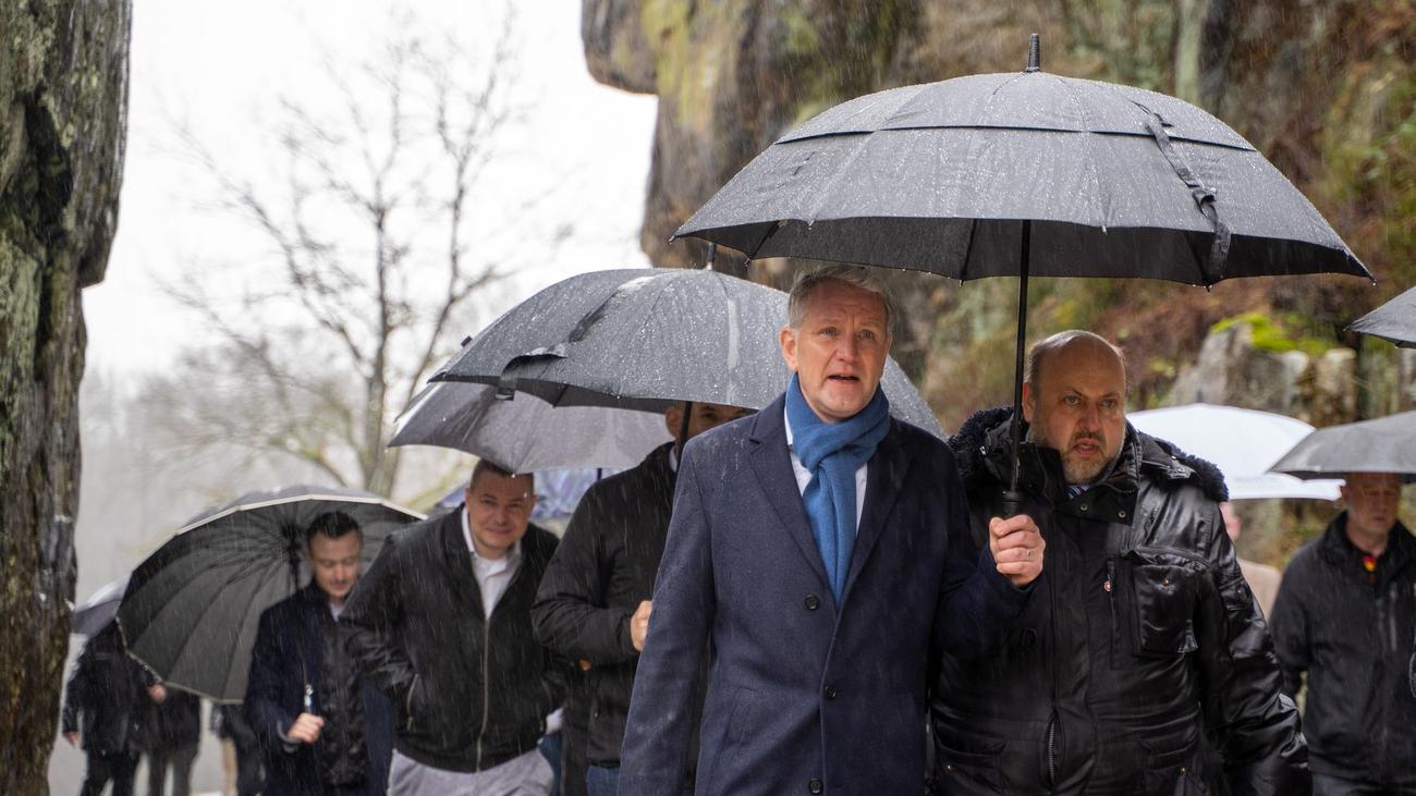AfD: Höcke besucht Externsteine - Mehrere hundert Demonstranten