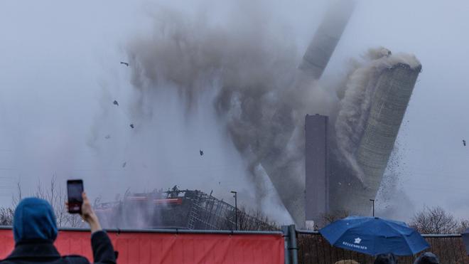 Teil der Energiewende: Kühlturm rechts und Kesselhaus links wurden im April 2025 gesprengt. Jetzt ist der Schornstein in der Mitte an der Reihe. (Archivbild)