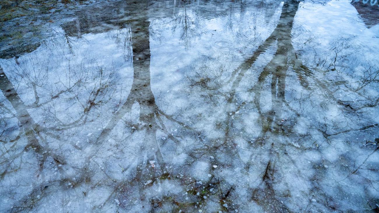 Tauwetter: Vollsperrung auf B197 nach Überschwemmung dauert an