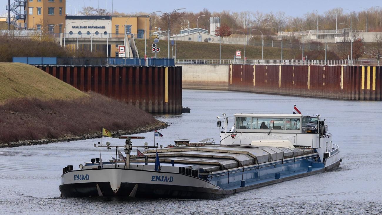 Eisdecke auf Wasserstraßen: Erste Schiffe fahren wieder auf dem Mittellandkanal