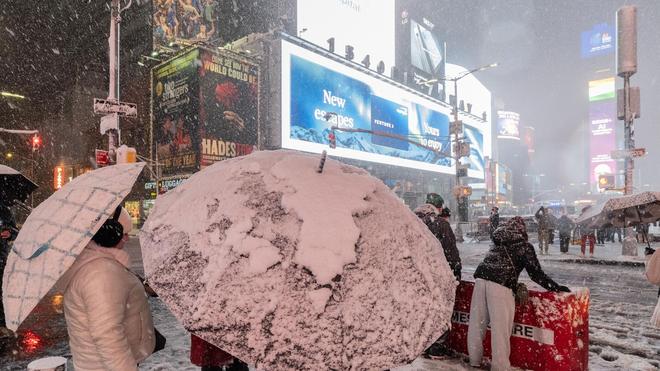 Extrem-Wetter: Schwere Schneefälle in New York behindern auch den Flugverkehr aus Europa.
