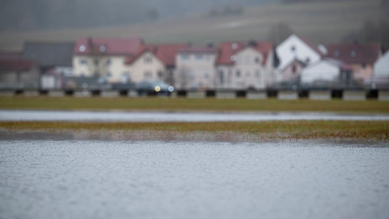Wetter in Bayern: Flüsse und Bäche treten über die Ufer