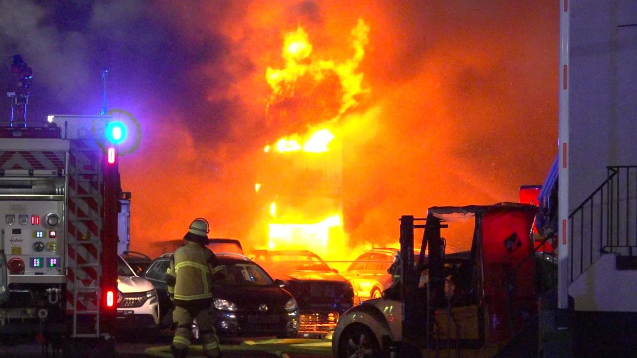 Nächtlicher Feuerwehr-Einsatz: Großbrand in Essener Kfz-Betrieb – Warnung für Anwohner