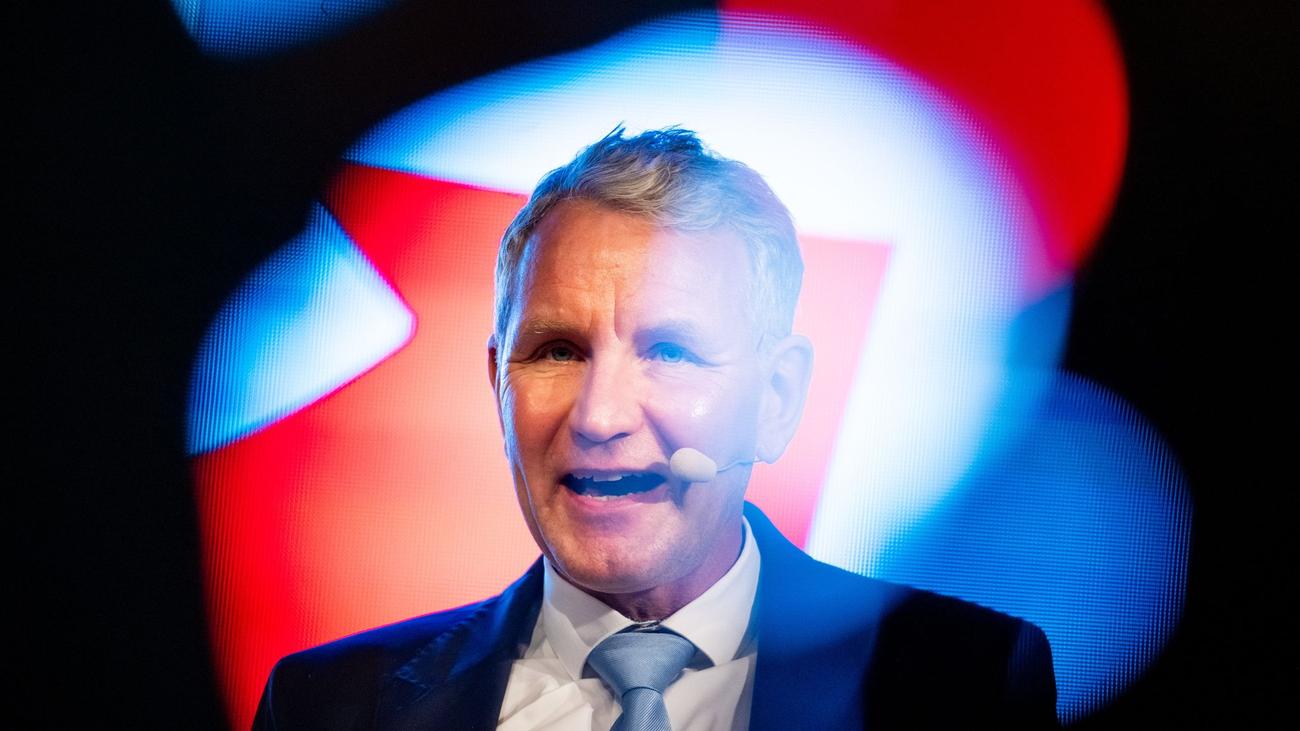 Demo gegen Höcke: Hunderte protestieren gegen Höcke-Auftritt in Düsseldorf