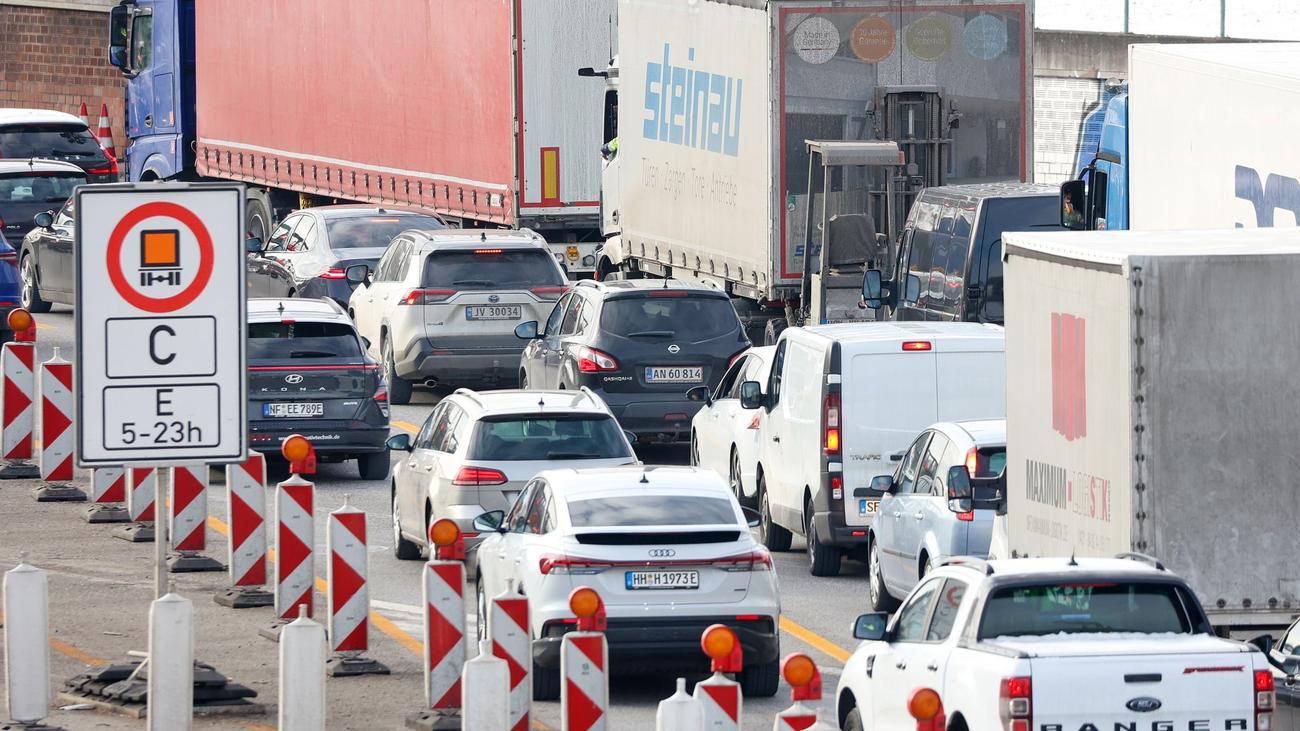 Tarife: Nach Sperrung: Warnstreik bremst Verkehr am Elbtunnel aus