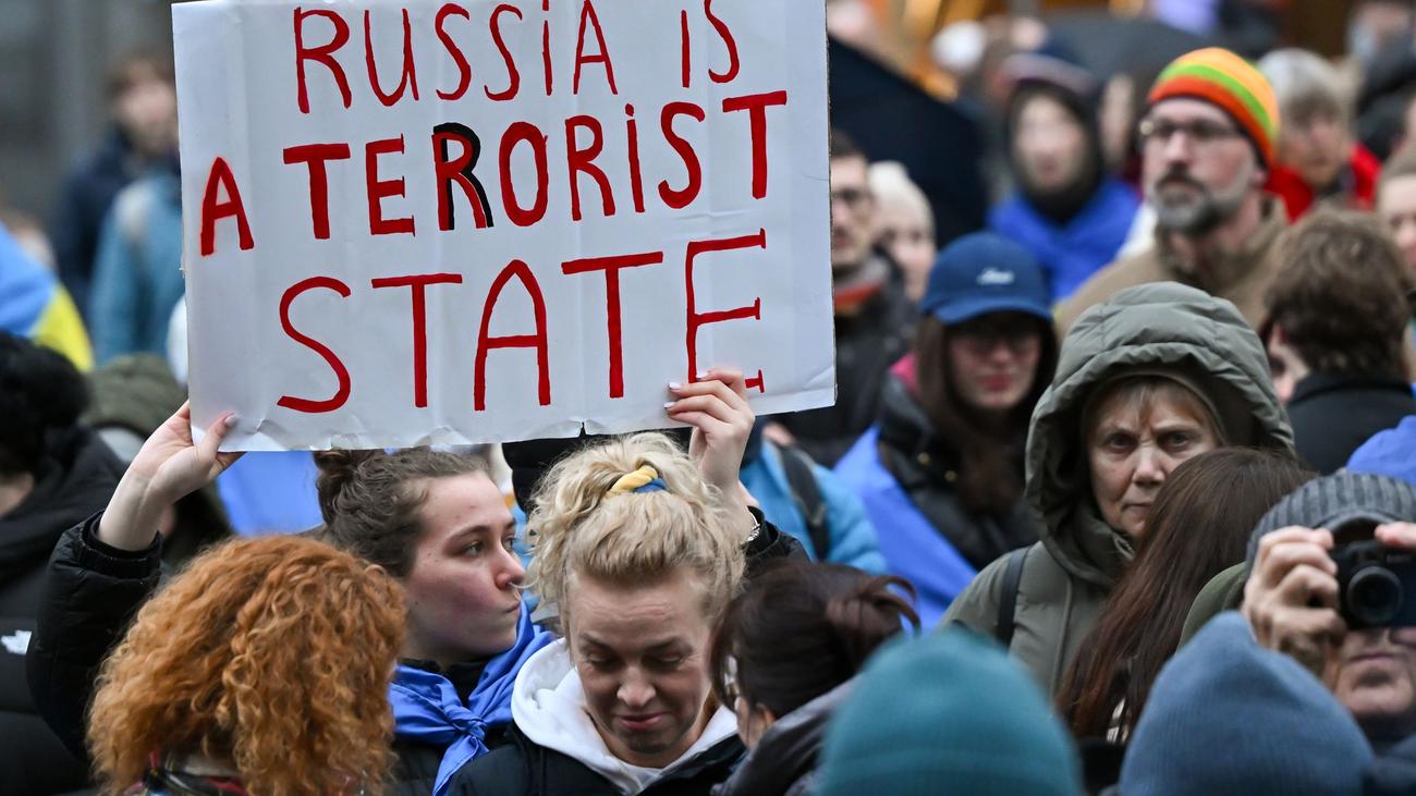 Kundgebung: Demonstranten zeigen Solidarität mit der Ukraine