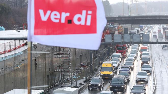 Verkehr: Nach Ende des Warnstreiks von Verdi sind am Dienstagmorgen wieder alle Spuren der A7 im Elbtunnel befahrbar. (Archiv)
