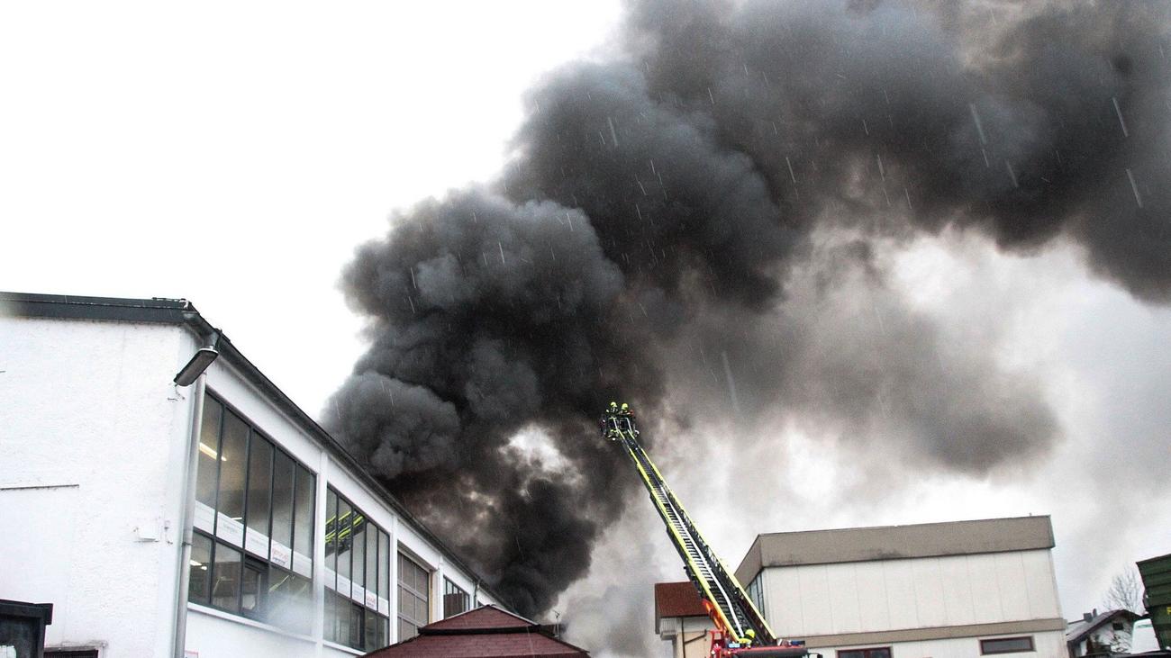 Feuerwehr im Einsatz: Firmengebäude in Brand - Schaden in Millionenhöhe