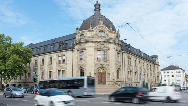 Anklage: Frau soll aus Eifersucht auf ihren Mann eingestochen haben