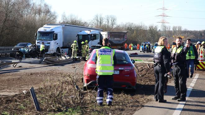 Eine schwer verletzte Person: Ein Unfall sorgt für eine Vollsperrung auf der A3 in Fahrtrichtung Köln. (Symbolbild)