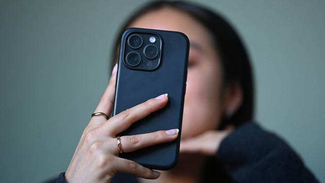 Häufiger Griff zum Handy: Bitkom-Umfrage: Smartphones nerven auch