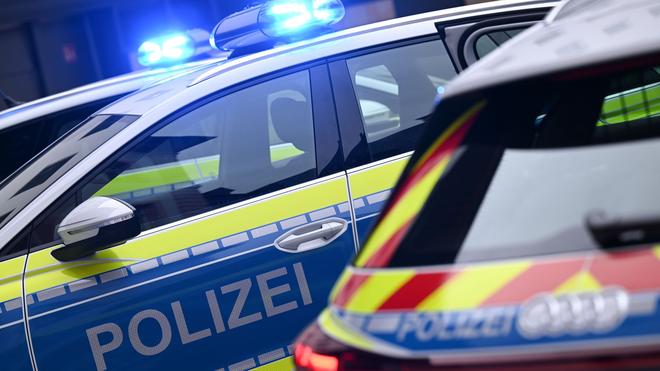 Durchsuchungen: Polizeikräfte führen in der Innenstadt von Worms einen Einsatz durch. (Symbolbild)