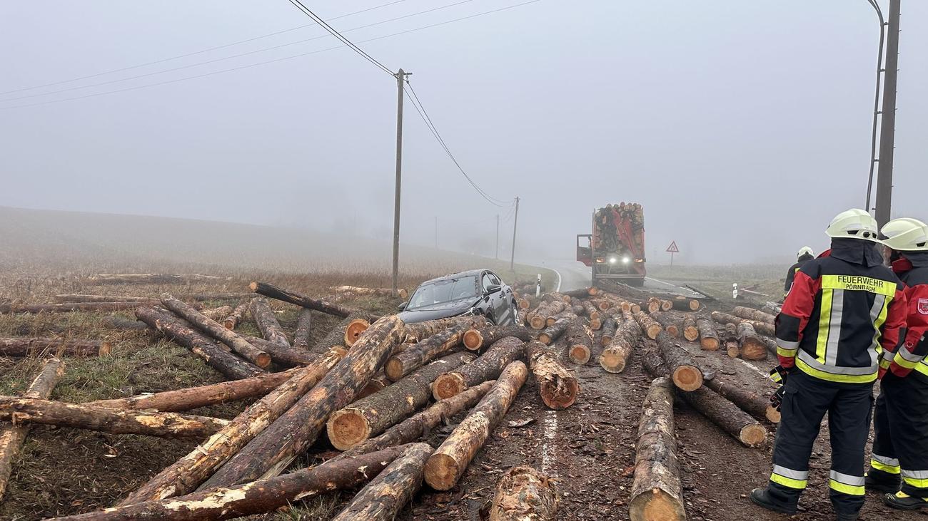 Oberbayern: Holzstämme fallen von Laster auf Auto - Insassen unverletzt