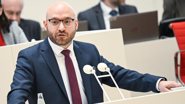 Geheimdienst im Internet: Minister verteidigt Fake-Accounts des Verfassungsschutzes