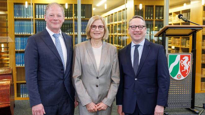 Gerichte: Carsten Günther (l) geht bei seiner Amtseinführung neben NRW-Justizminister Benjamin Limbach in die Halle des OVG.